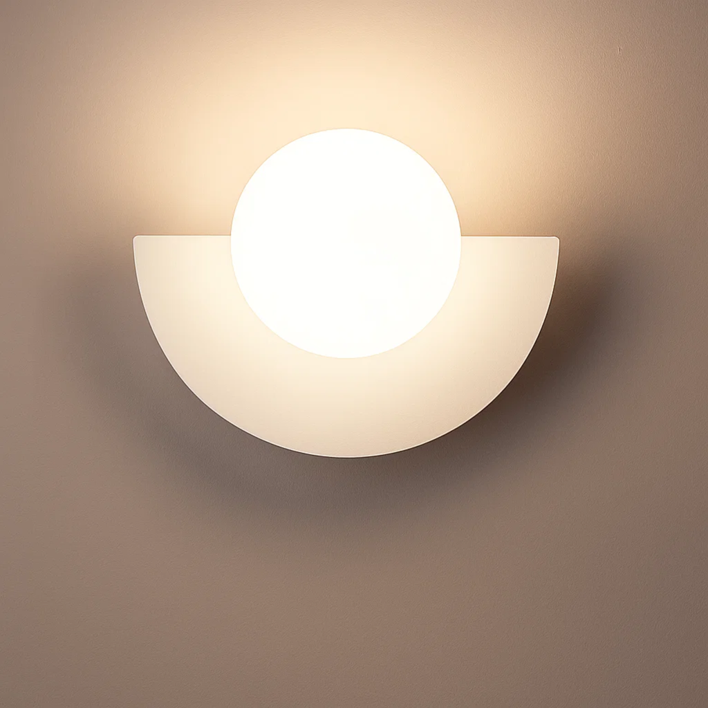 Minimalistische wandlamp met ronde bol en halve maan vorm