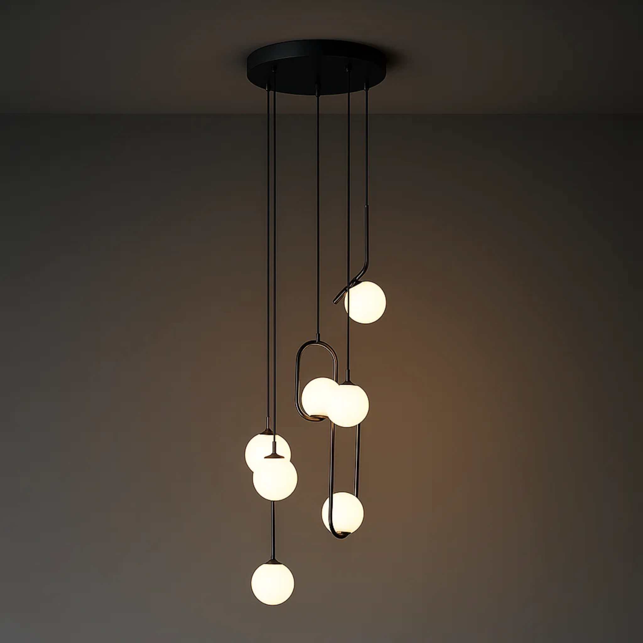 Moderne hanglamp met cascaderende glasbollen in opaallook