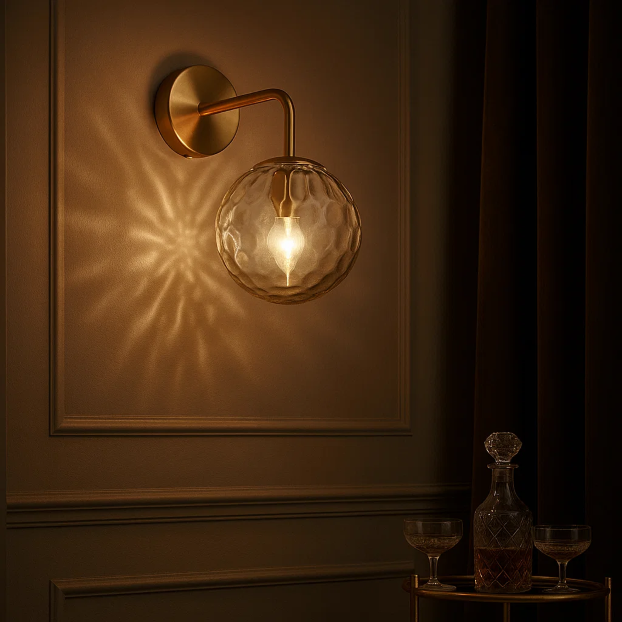 Minimalistische wandlamp met glazen bol