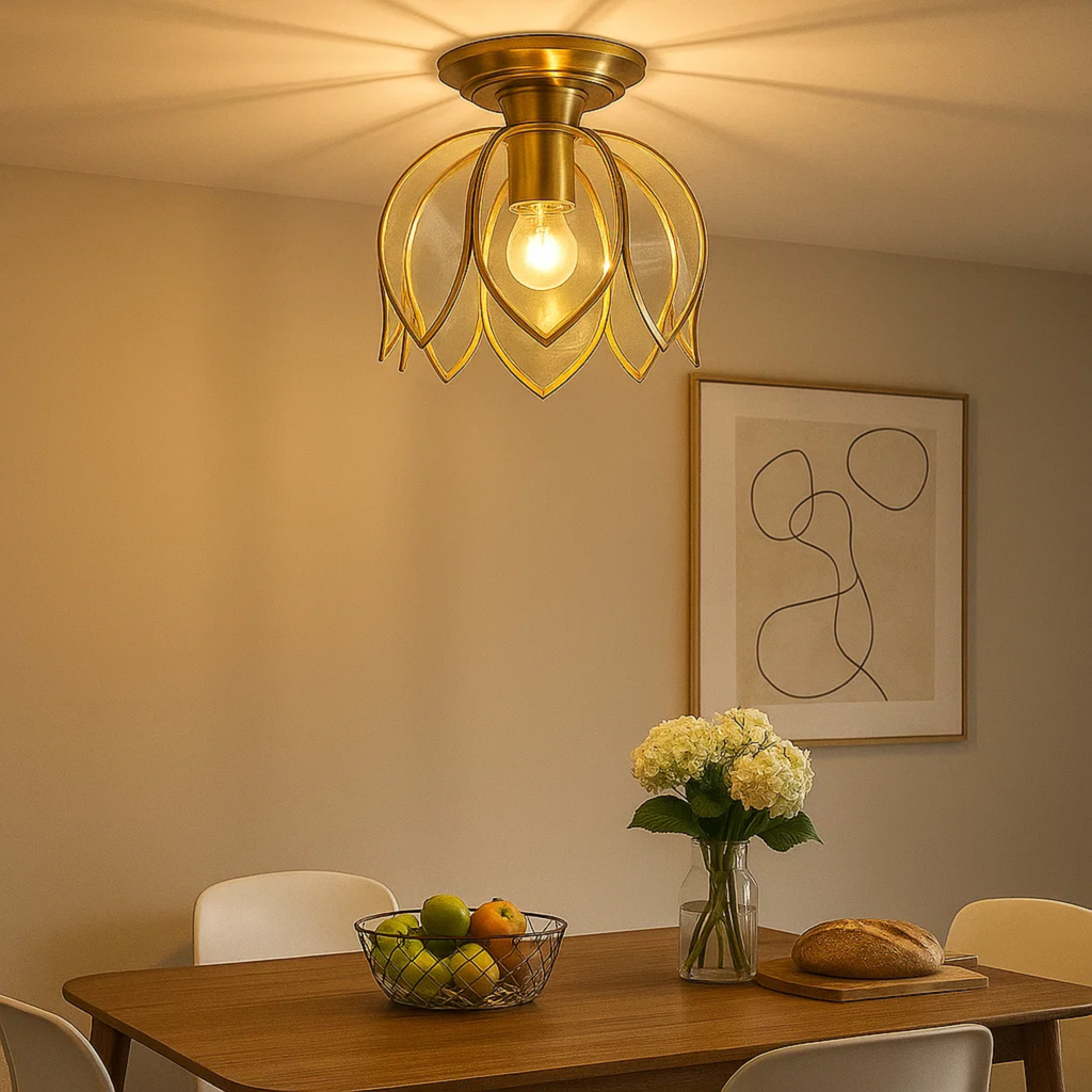 klassieke plafondlamp in lotusvorm van helder glas