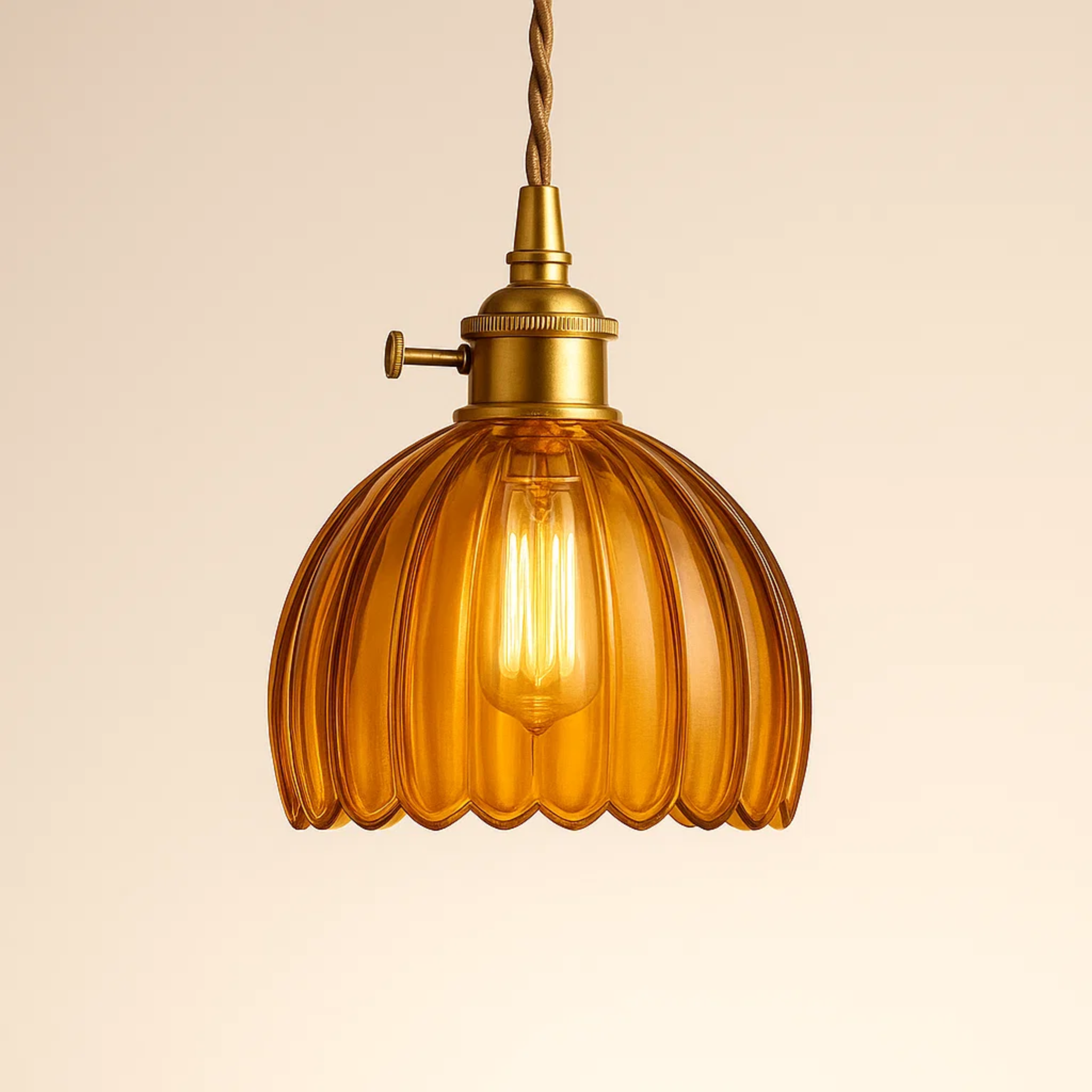 Klassieke hanglamp met bloemvormige gekleurde glazen kap