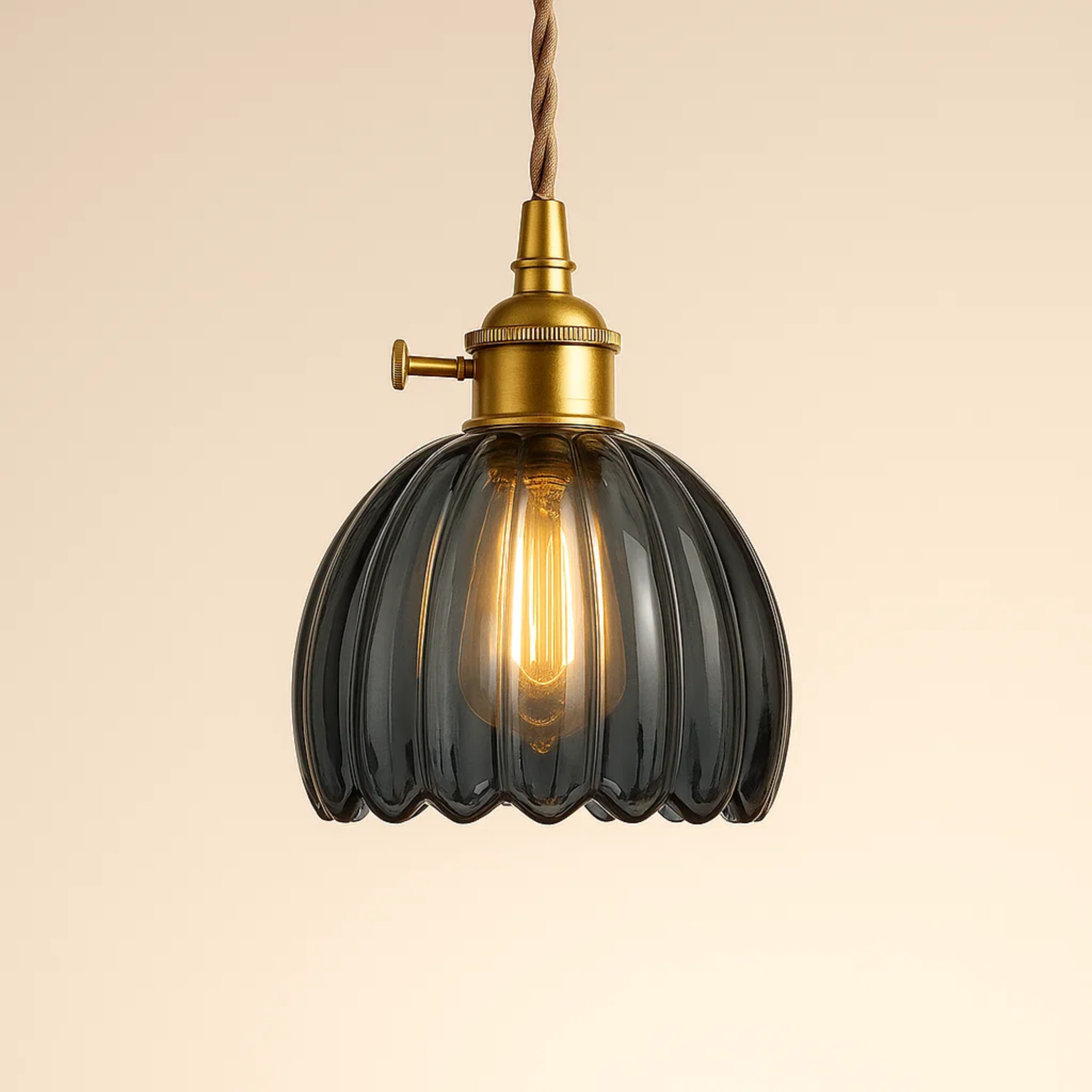 Klassieke hanglamp met bloemvormige gekleurde glazen kap