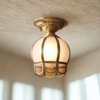 Klassisk loftlampe i messingfarve med bølget skærm