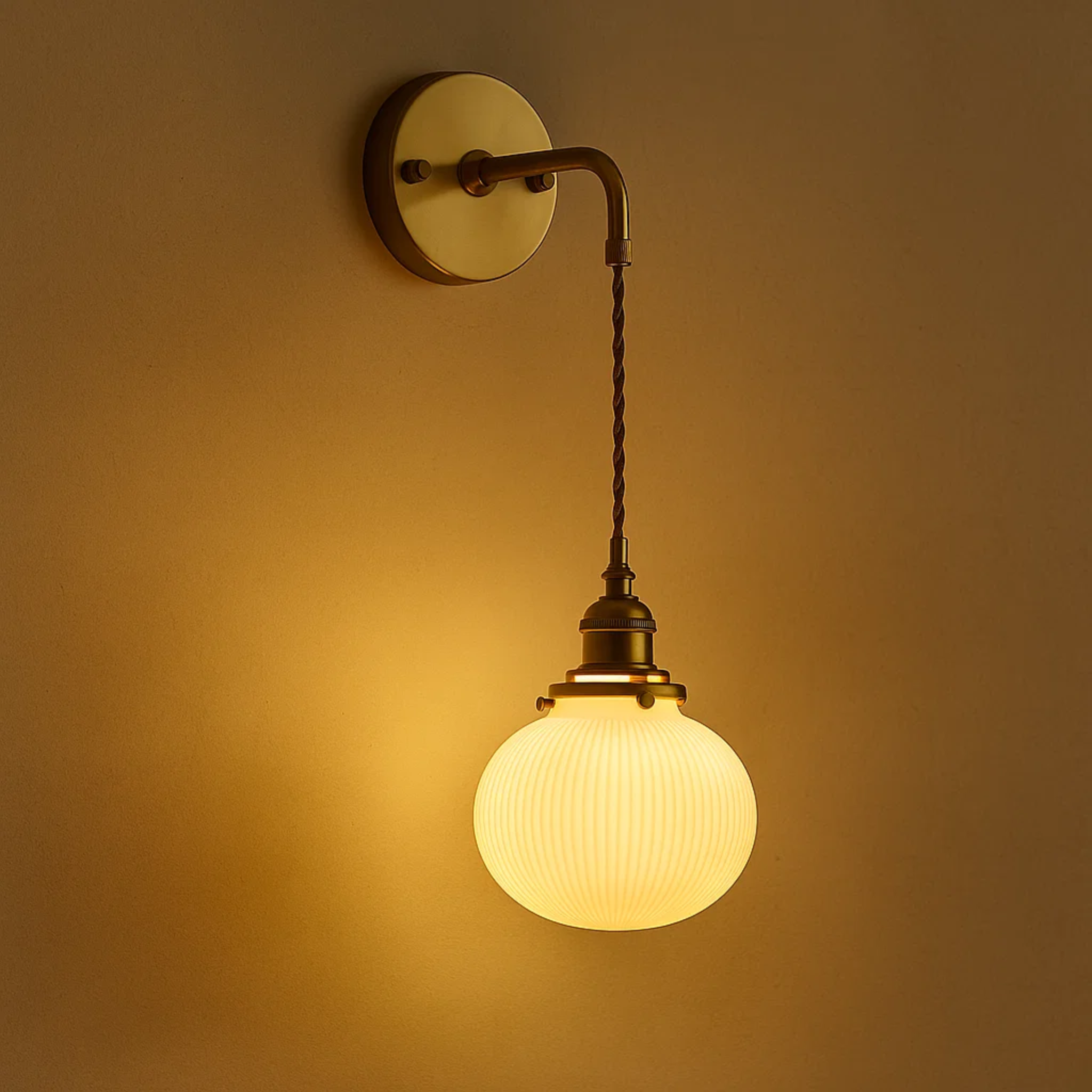 Moderne porseleinen wandlampen in messingkleur met wit