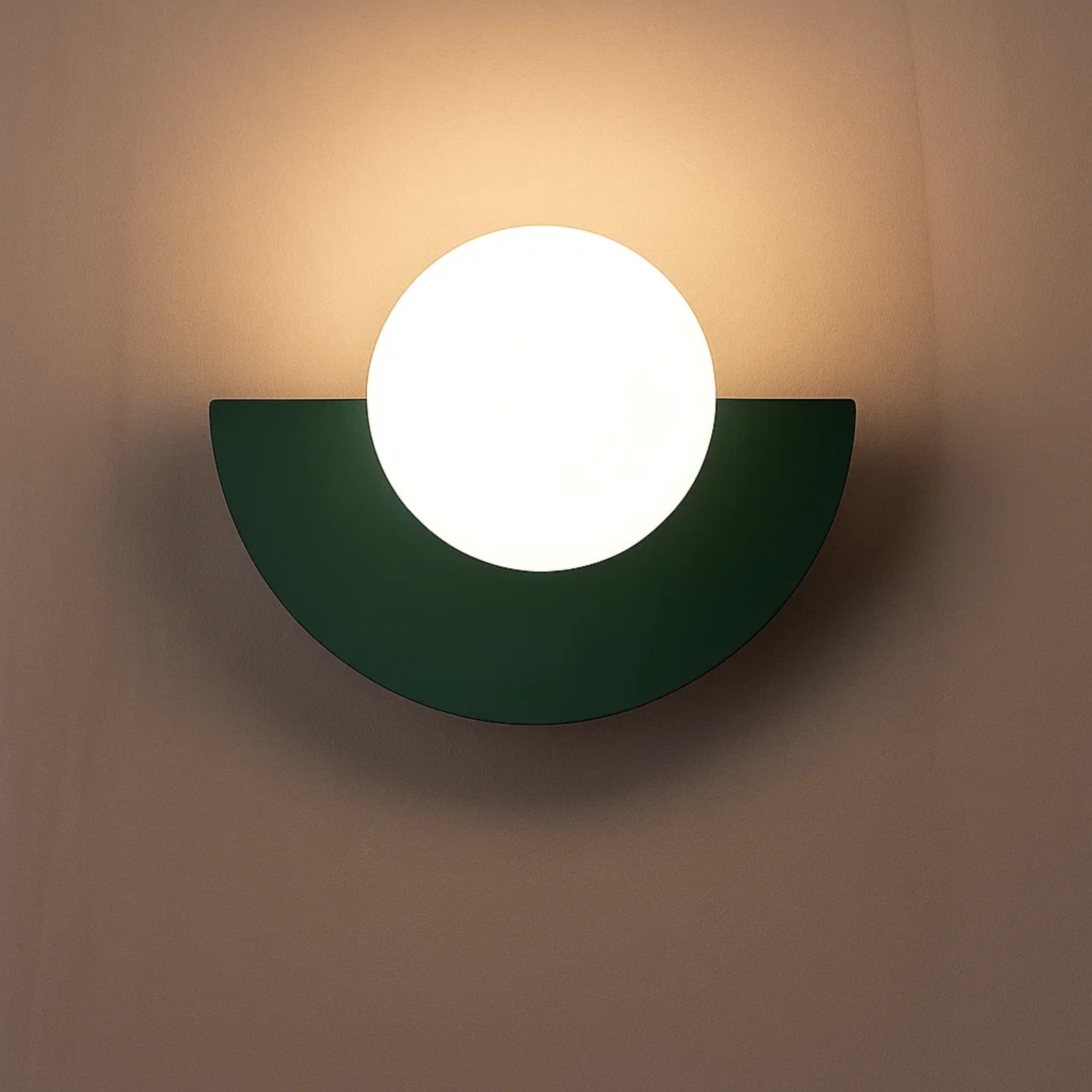 Minimalistische wandlamp met ronde bol en halve maan vorm