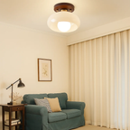 Plafondlamp met gekleurd glas en houtaccent