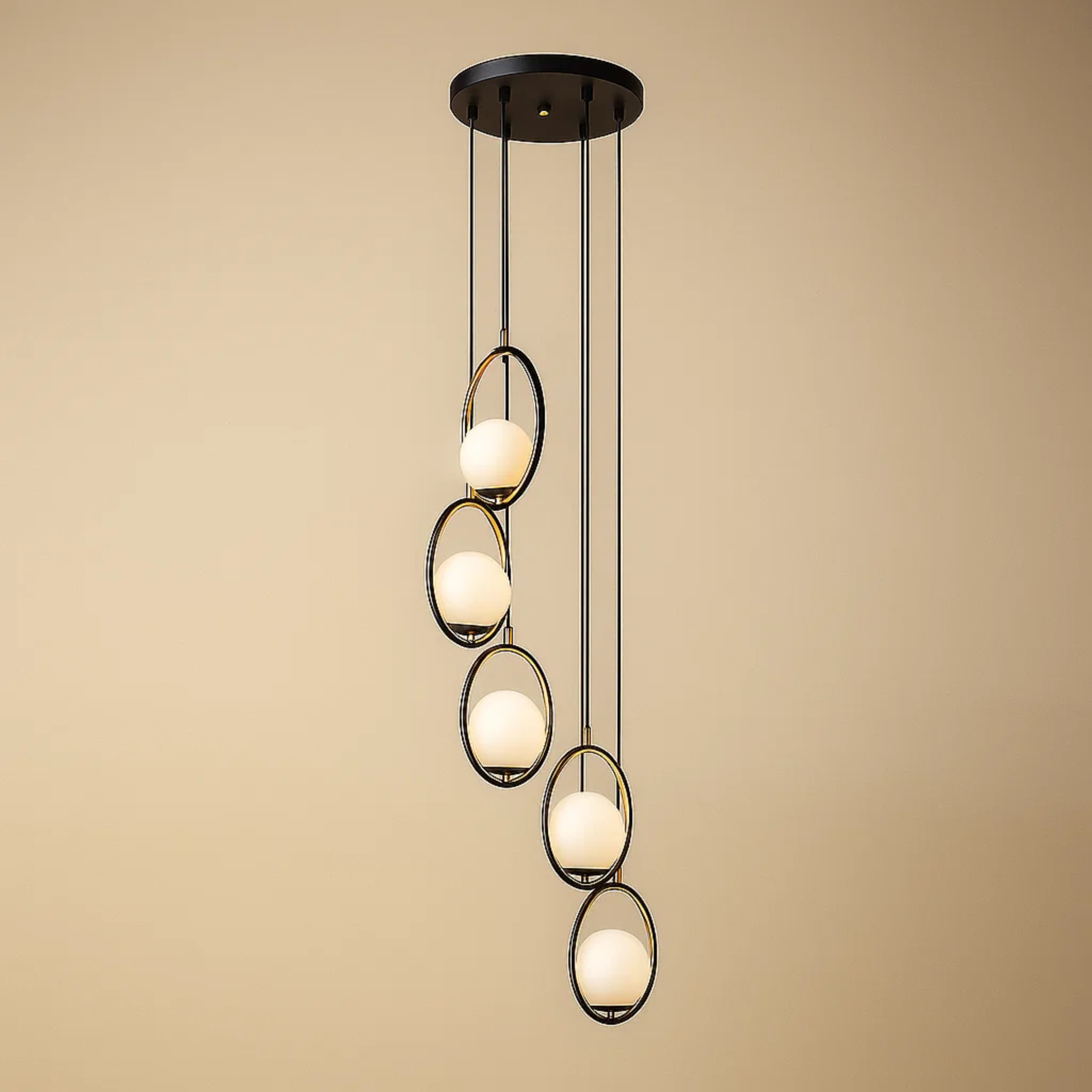 Moderne hanglamp met cascaderende glasbollen in opaallook