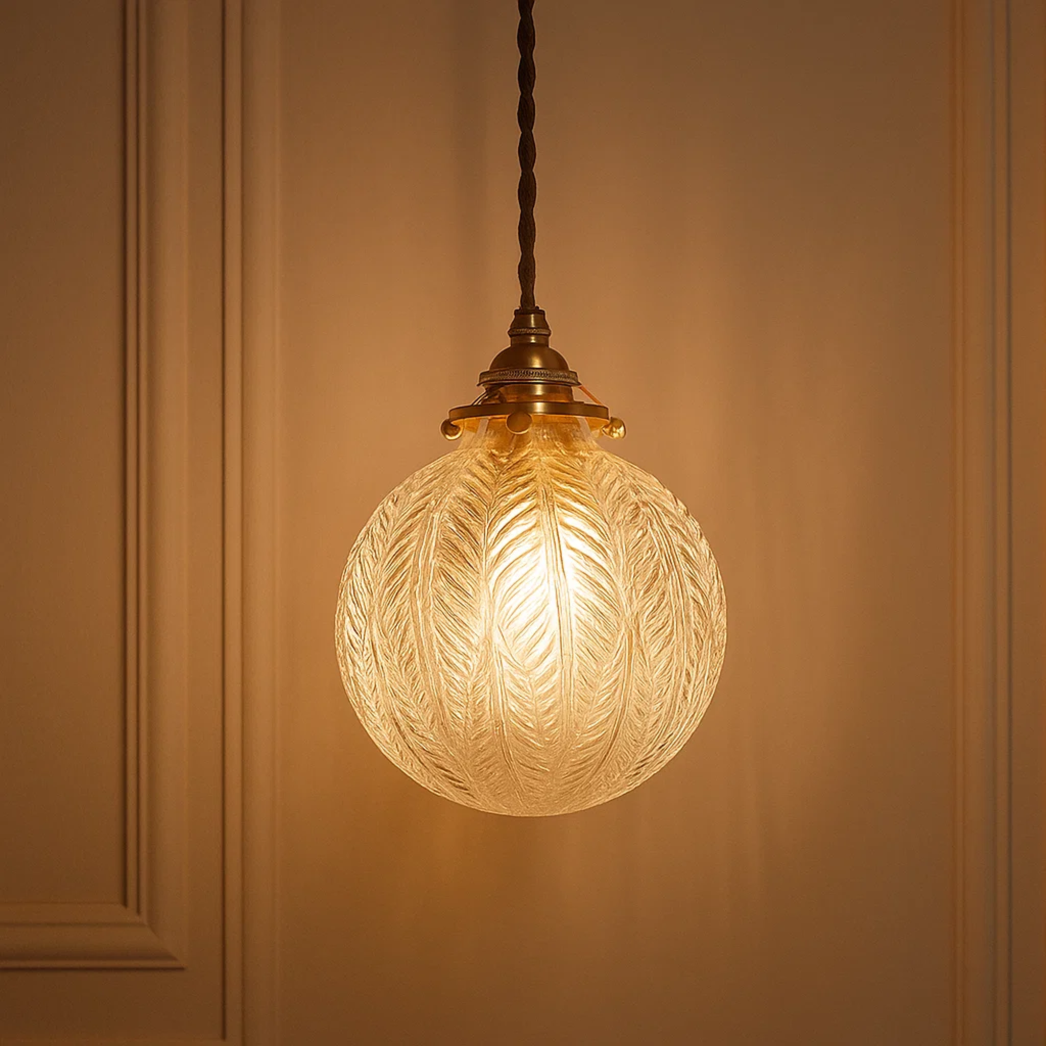 Klassieke hanglamp van grijs glas met verenpatroon