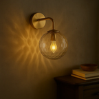 Minimalistische wandlamp met glazen bol
