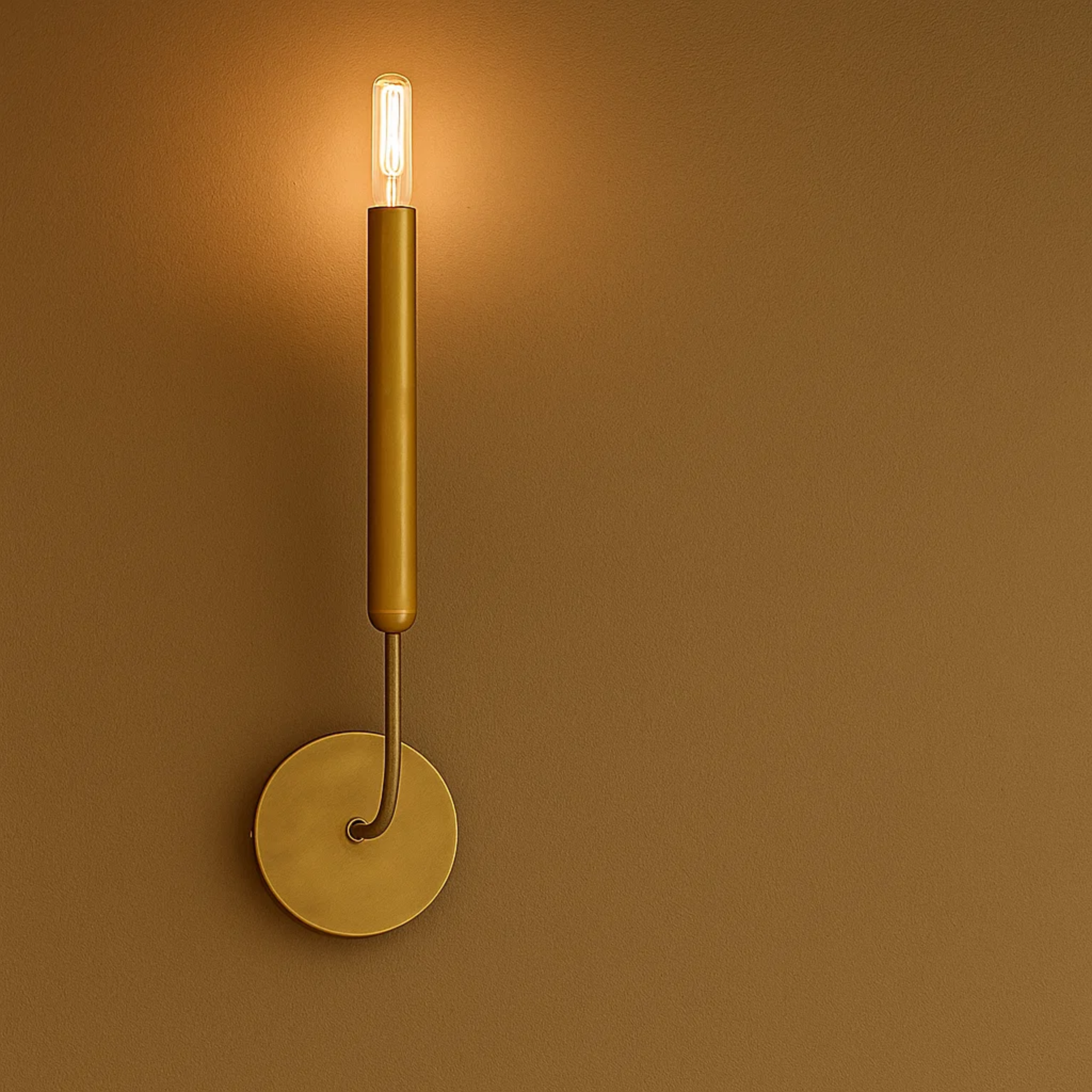 Klassieke metalen kaarsvormige wandlamp