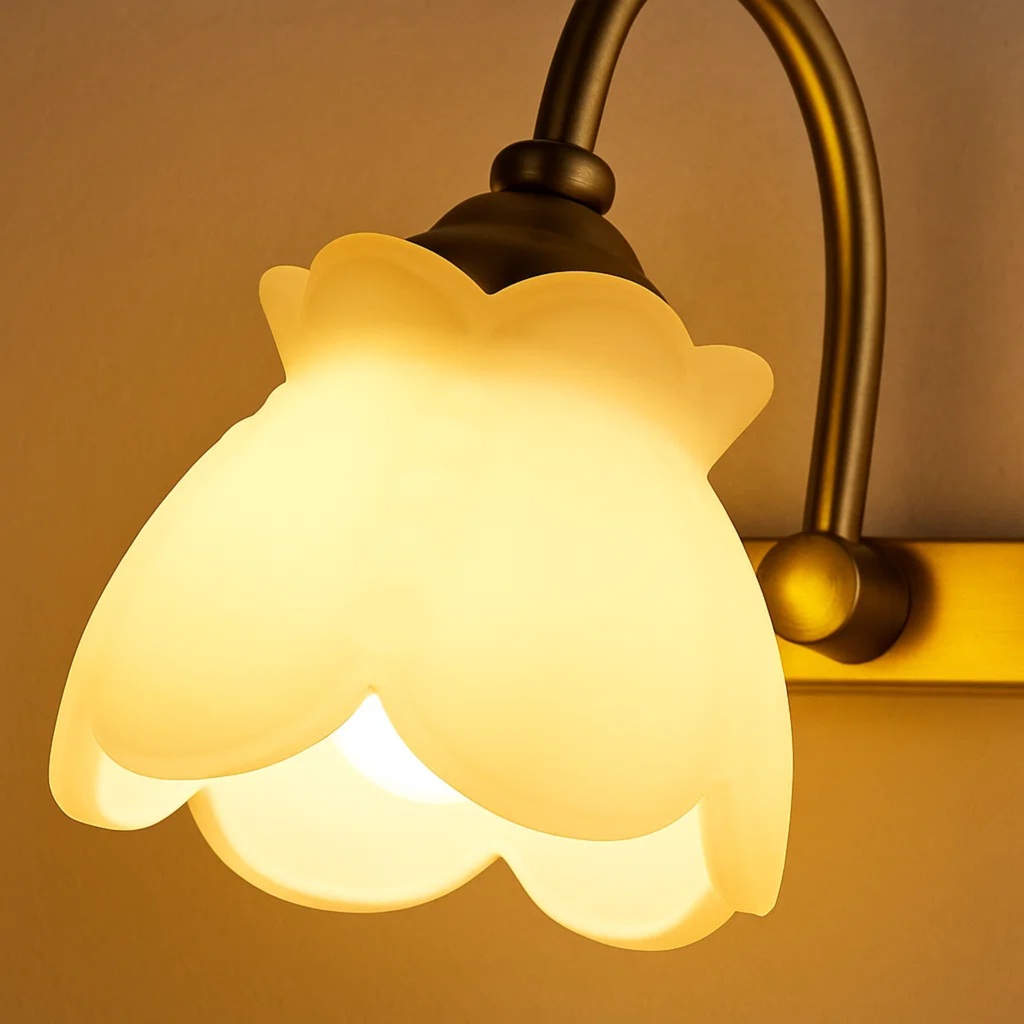 Klassieke wandlamp met bloemvormige glazen kap