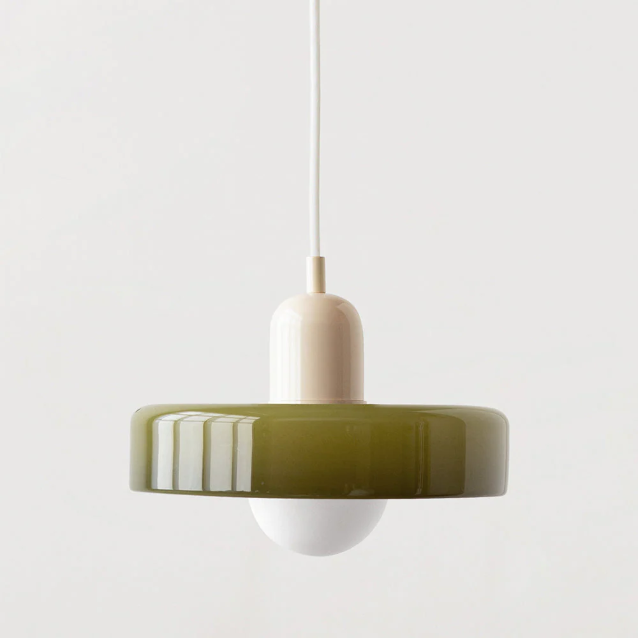 Bauhaus plafondlampen met glas en kleuraccenten