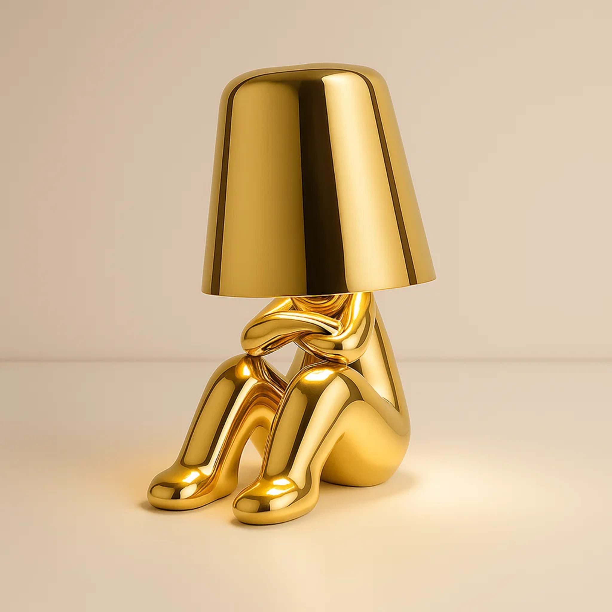 Moderne oplaadbare tafellamp met decoratief figuur