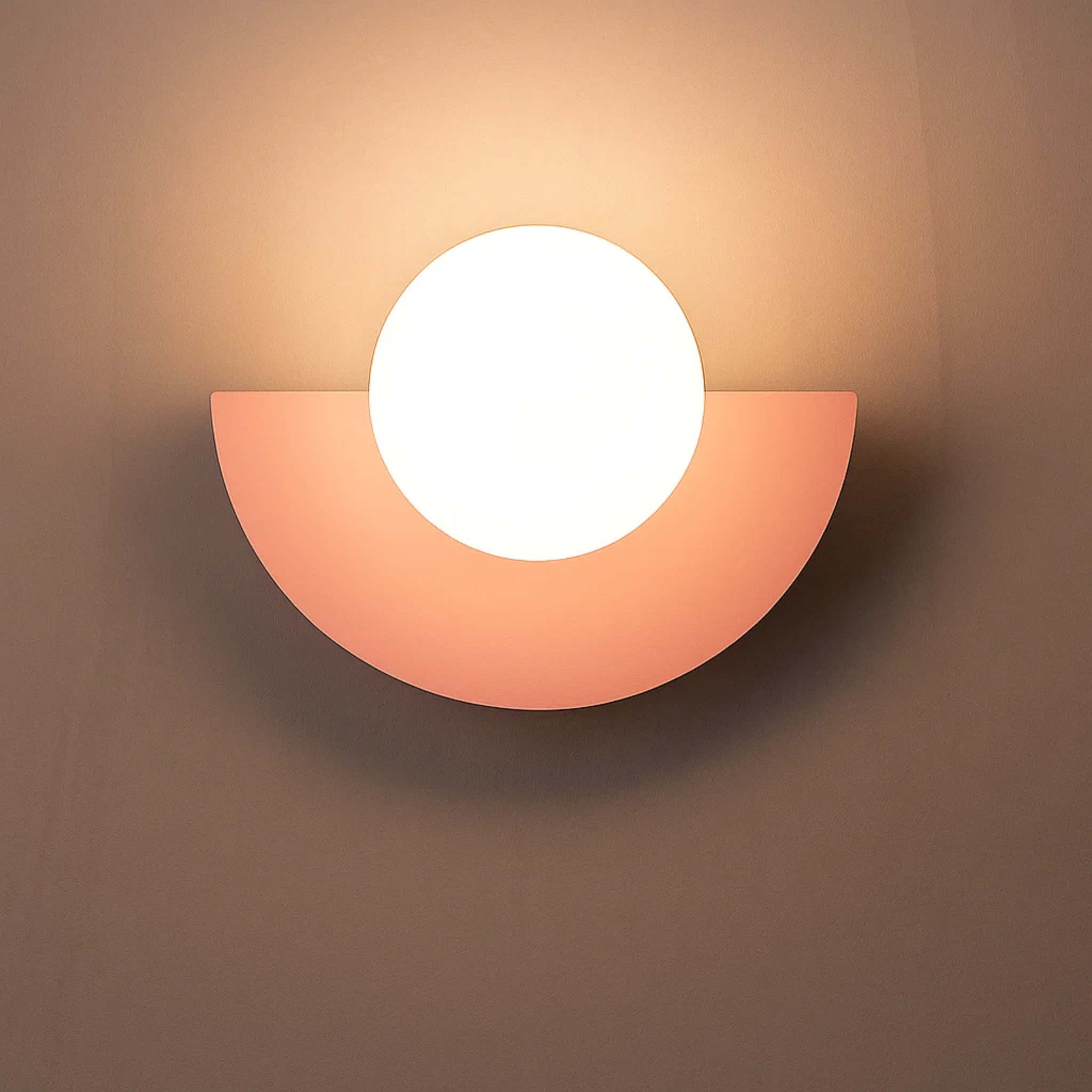 Minimalistische wandlamp met ronde bol en halve maan vorm