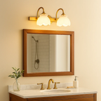 Klassieke wandlamp met bloemvormige glazen kap