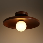 Loftlampe med lav skålformet skærm i japandi-stil