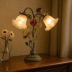 Bedlamp met uitlopende kap en bloemmotief