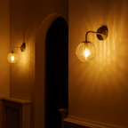 Minimalistische wandlamp met glazen bol