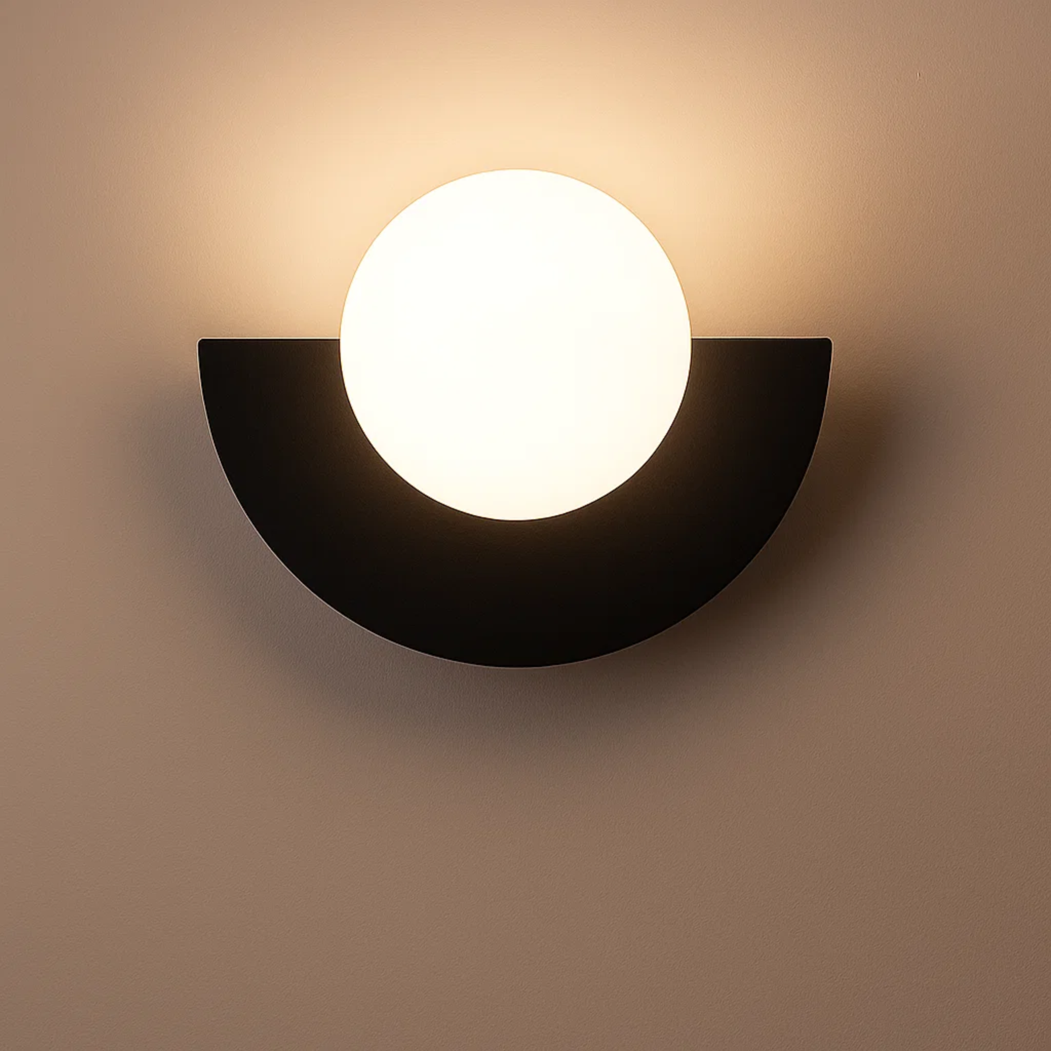 Minimalistische wandlamp met ronde bol en halve maan vorm