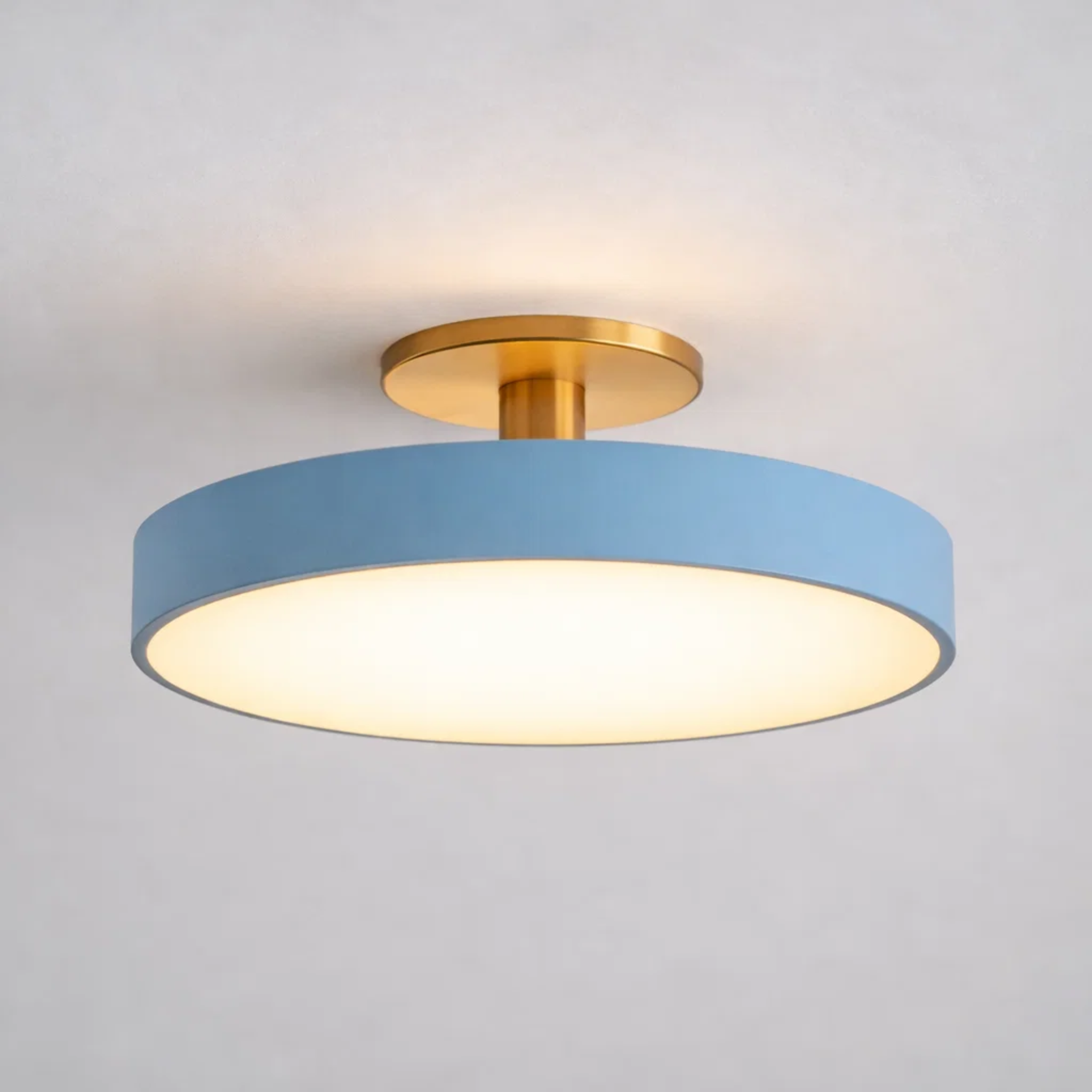 Strakke ronde plafondlamp voor een modern interieur