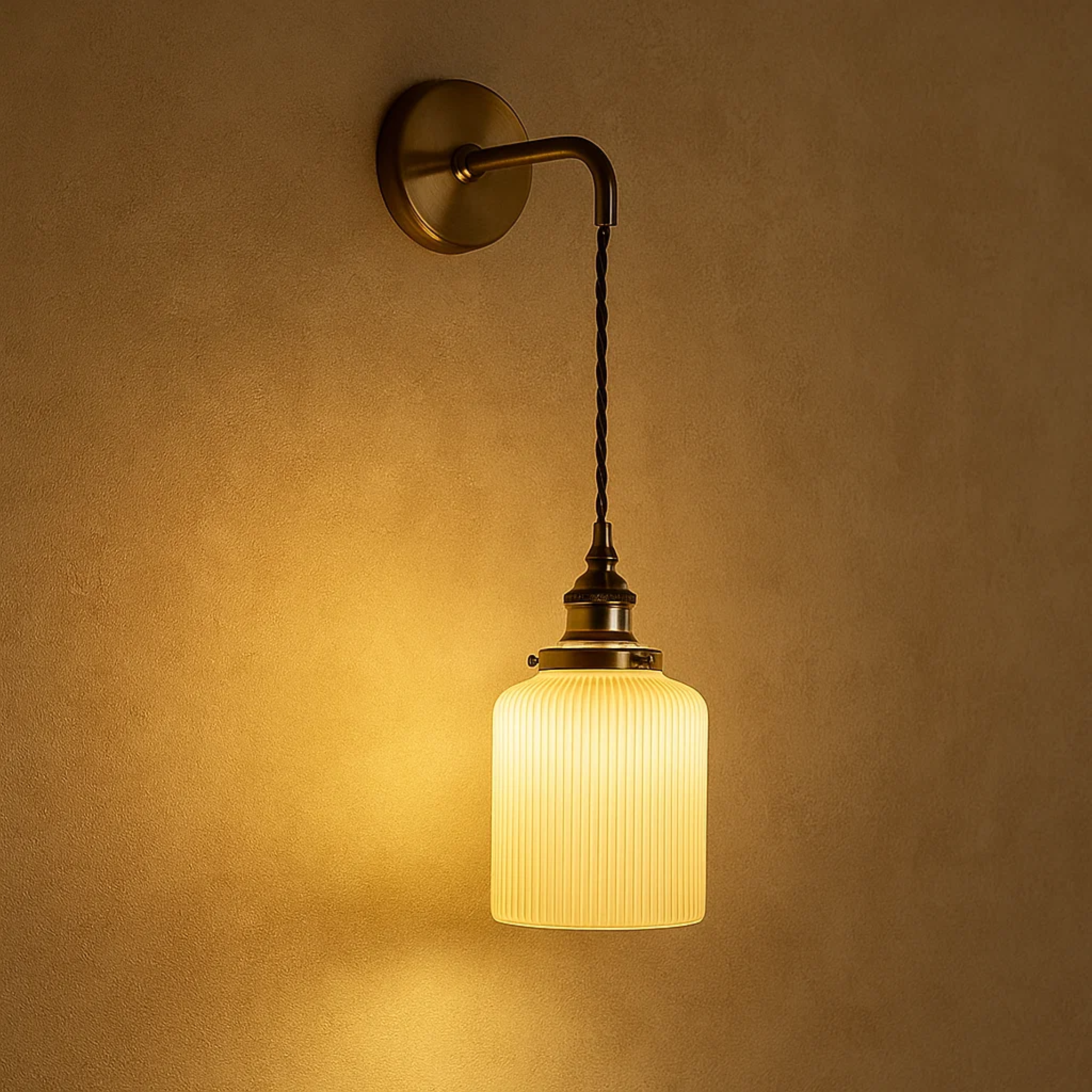 Moderne porseleinen wandlampen in messingkleur met wit