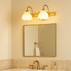 Klassieke wandlamp met bloemvormige glazen kap