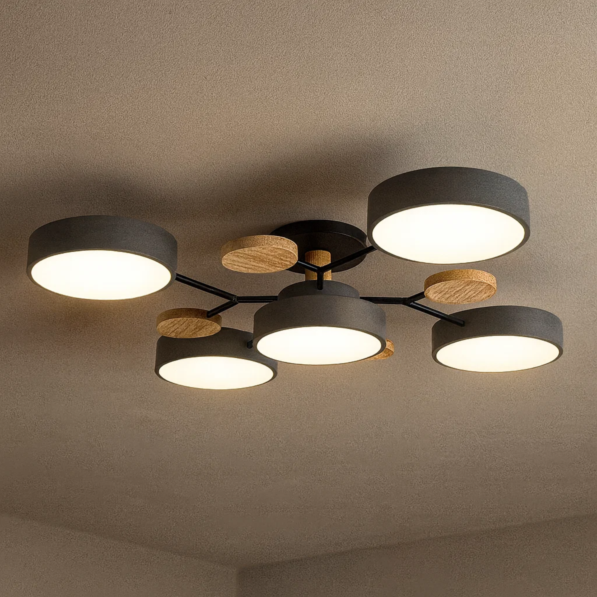 Moderne loftlampe med runde skiver og subtilt trælook