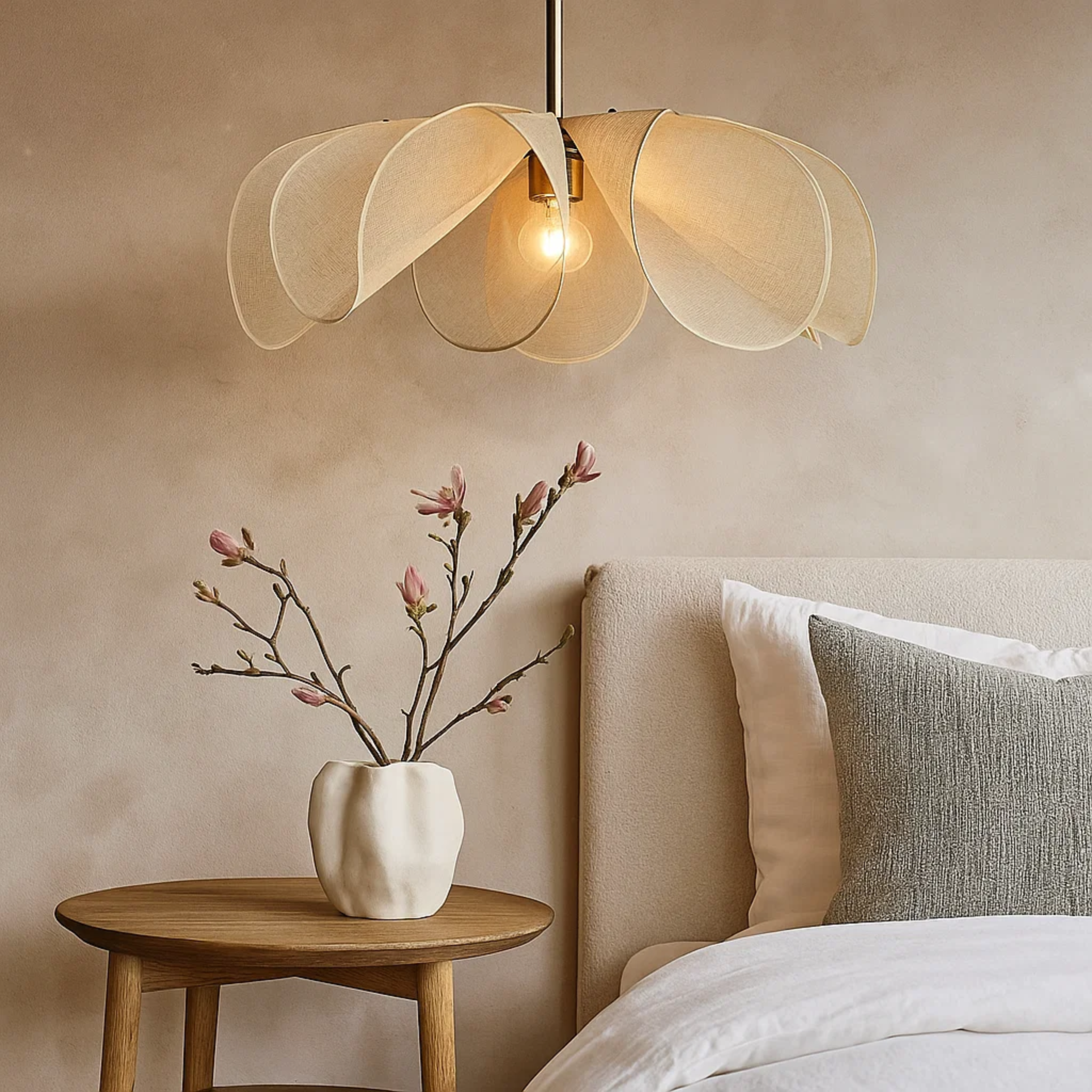 Bloemvormige plafondlamp van stof