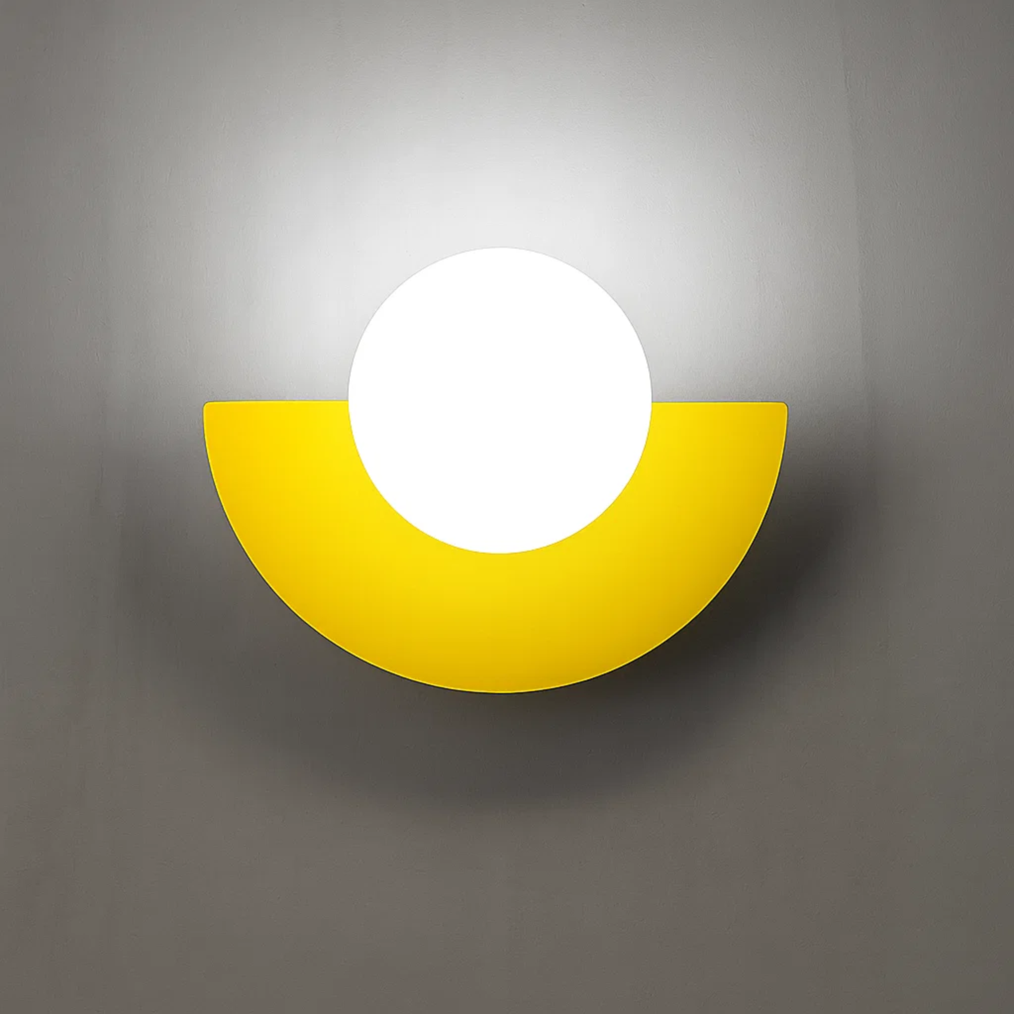 Minimalistische wandlamp met ronde bol en halve maan vorm