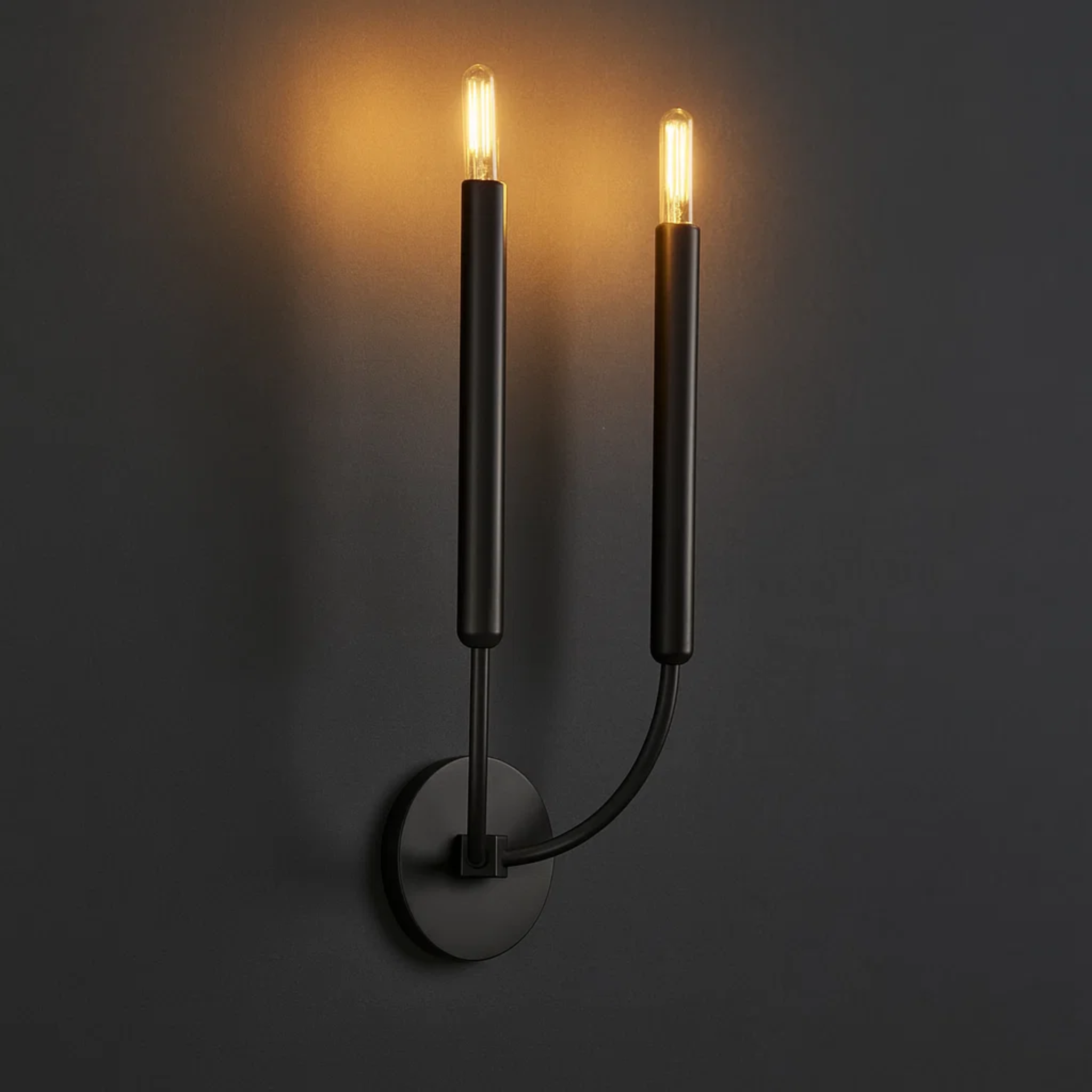 Klassieke metalen kaarsvormige wandlamp