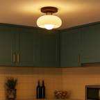 Plafondlamp met gekleurd glas en houtaccent