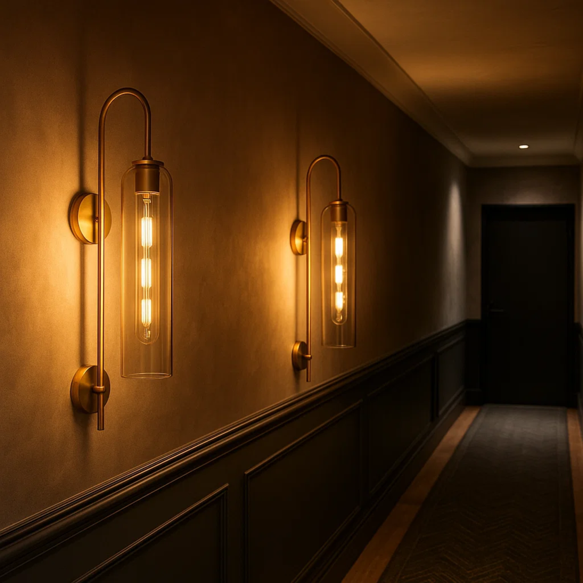 Metalen zwanenhals-wandlamp met glazen kap