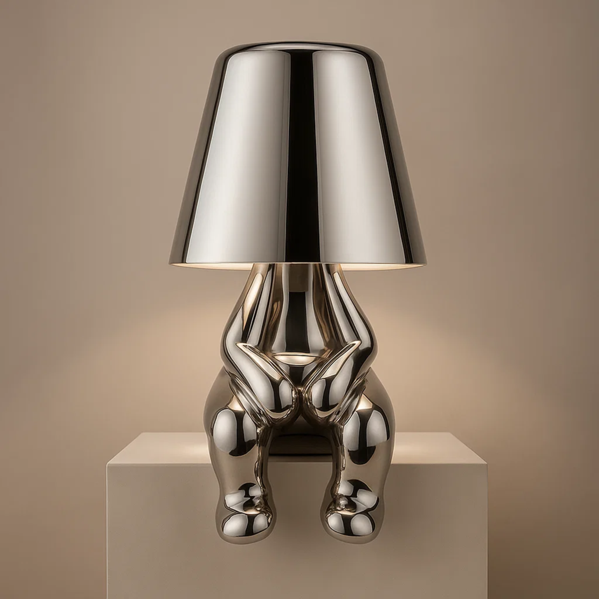 Moderne oplaadbare tafellamp met decoratief figuur