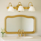 Klassieke wandlamp met bloemvormige glazen kap