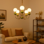 klassieke elegante kroonluchter met ronde witte bollen