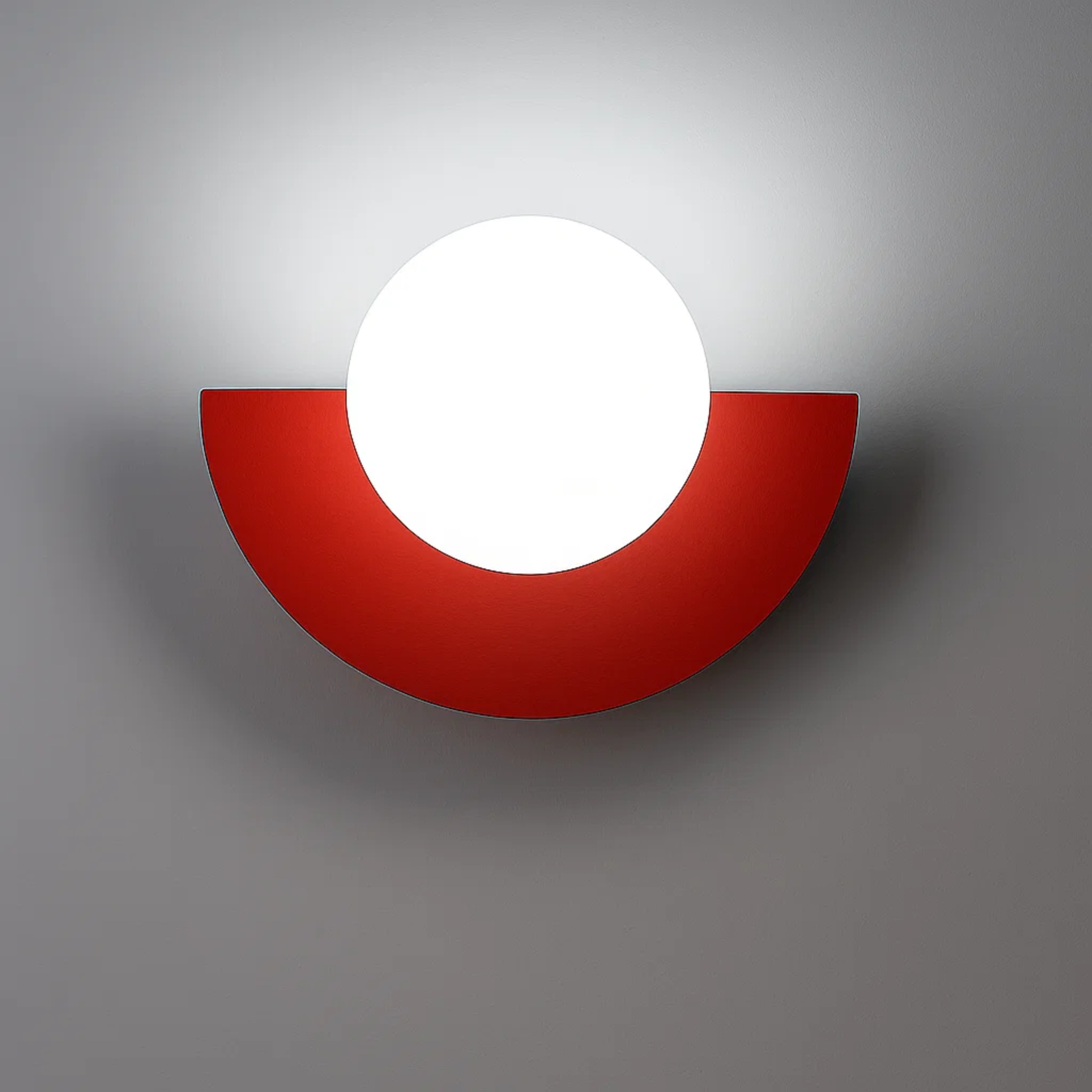 Minimalistische wandlamp met ronde bol en halve maan vorm