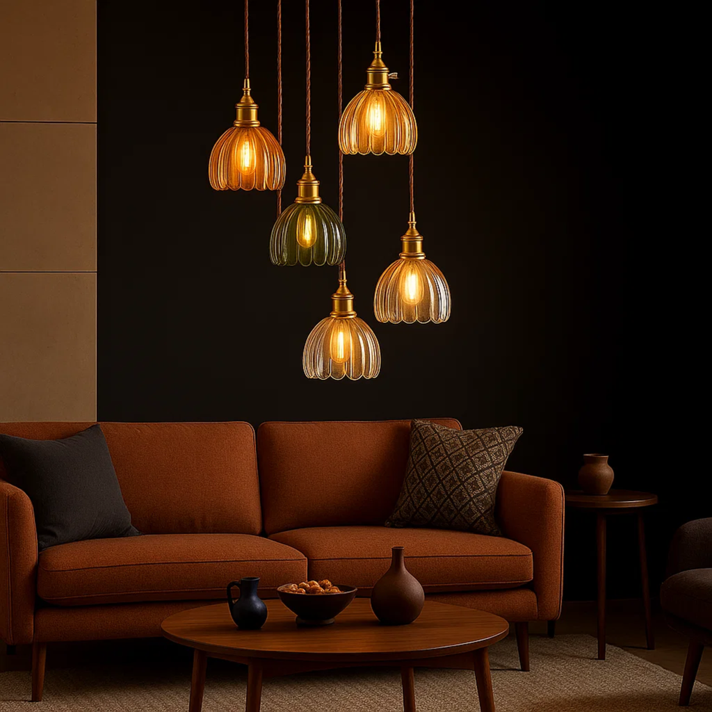 Klassieke hanglamp met bloemvormige gekleurde glazen kap