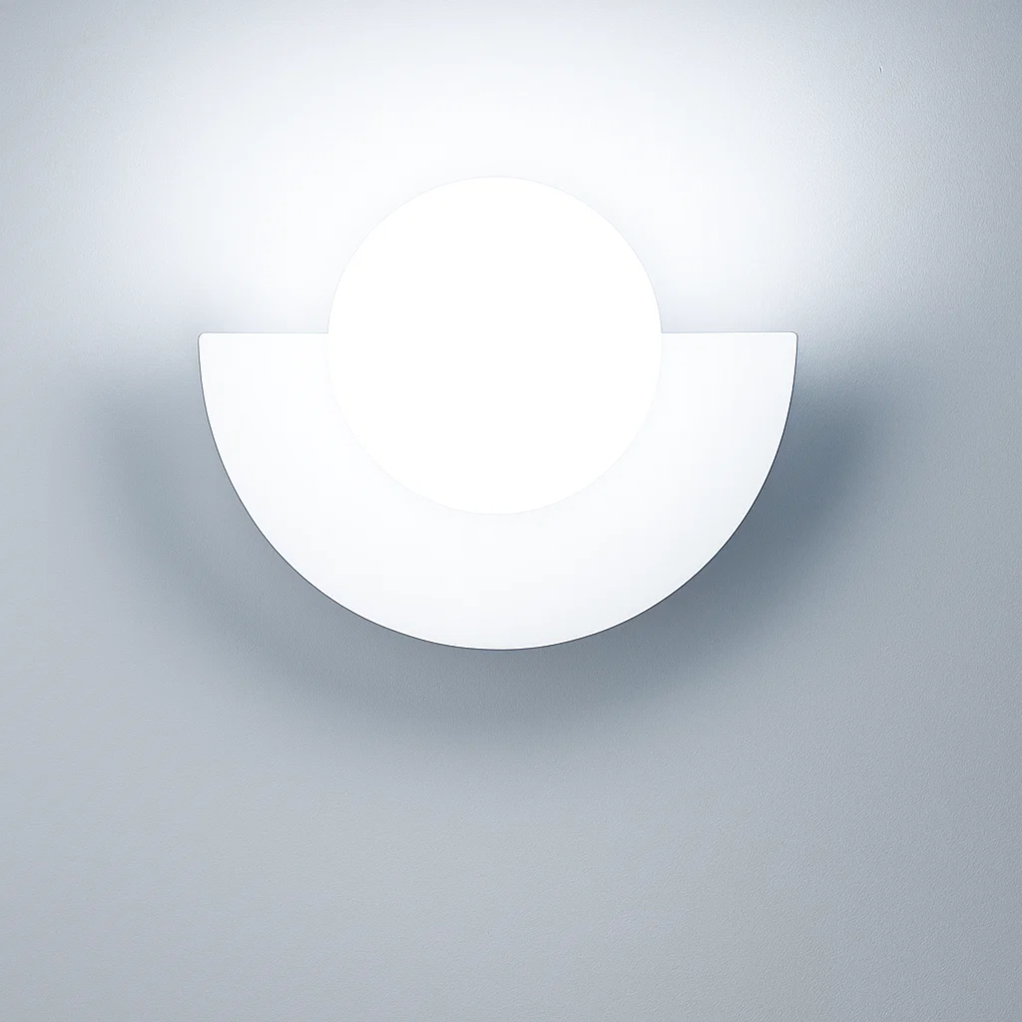 Minimalistische wandlamp met ronde bol en halve maan vorm