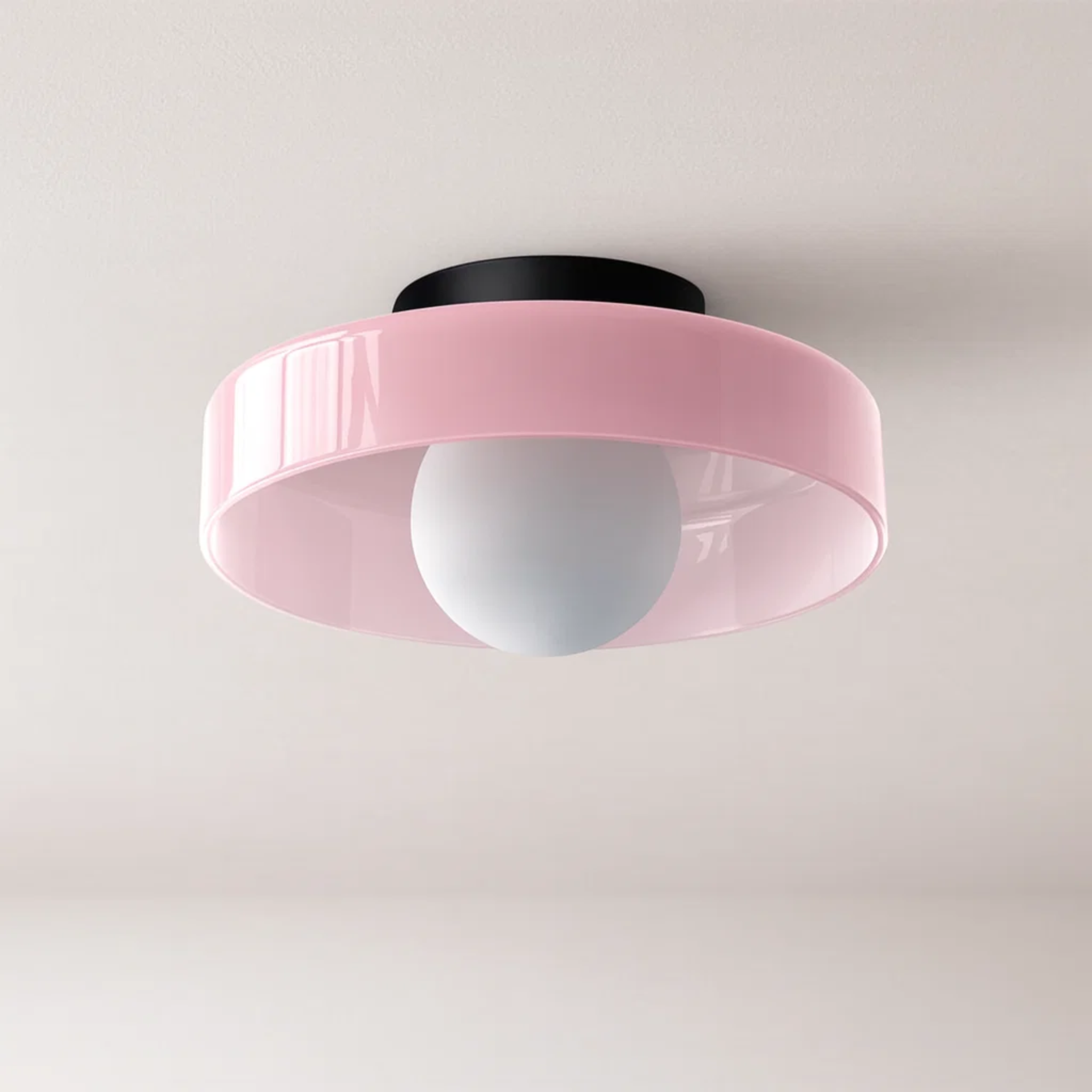 Moderne plafondlamp met ronde kap voor helder licht