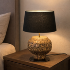 Tafellamp Met Houten Voet En Zwarte Lampenkap