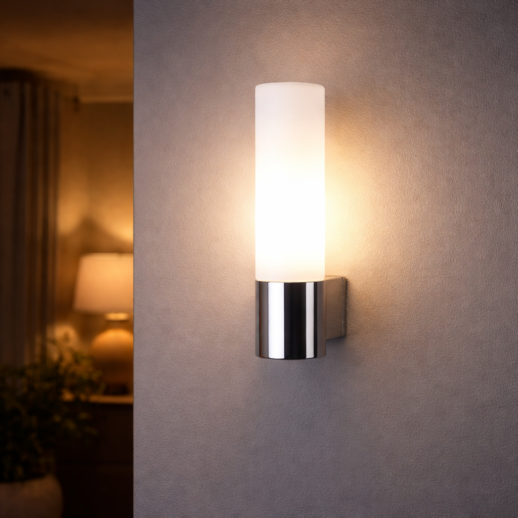 Væglampe med blank kromfinish og moderne form