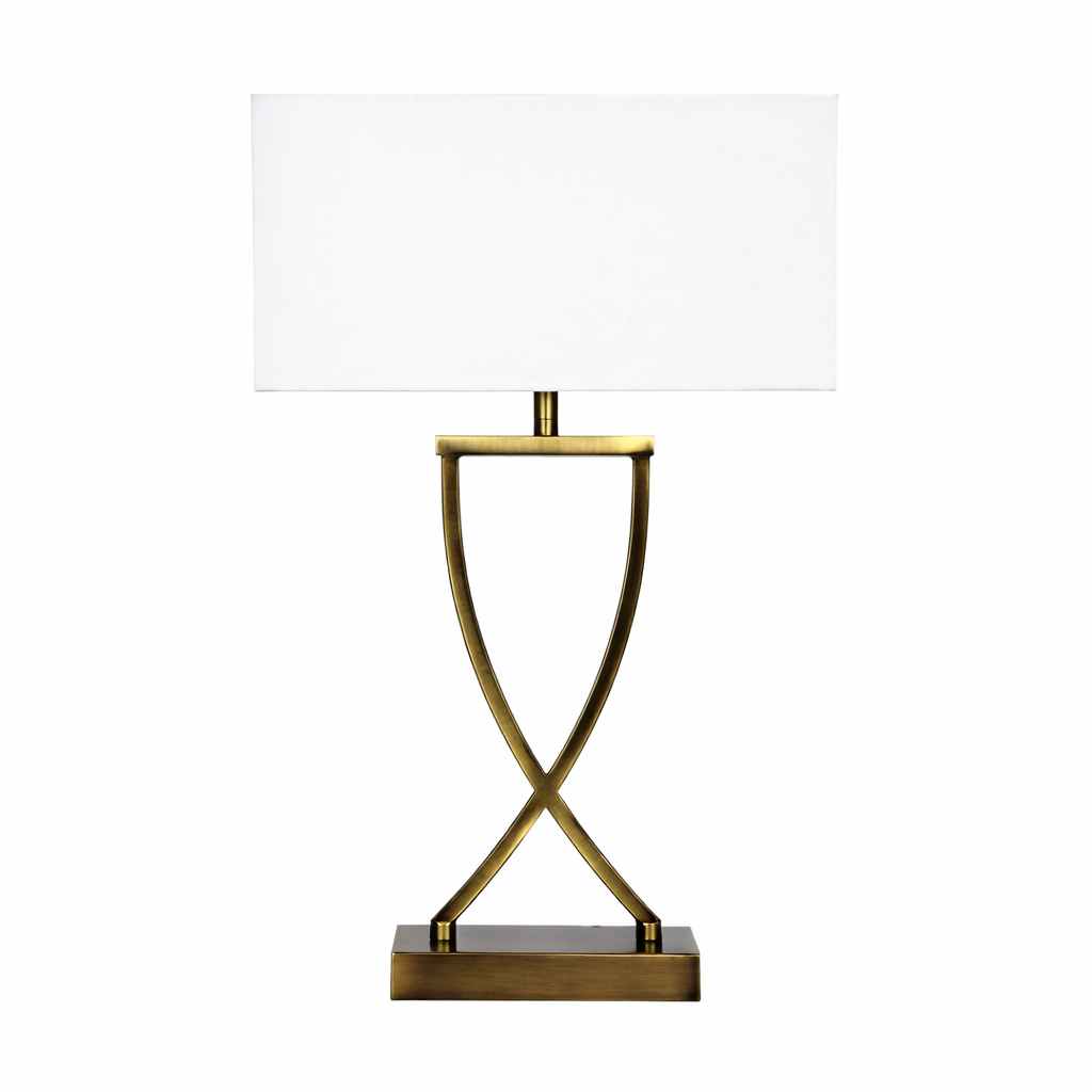 Klassisk bordlampe med messingbase og hvid skærm