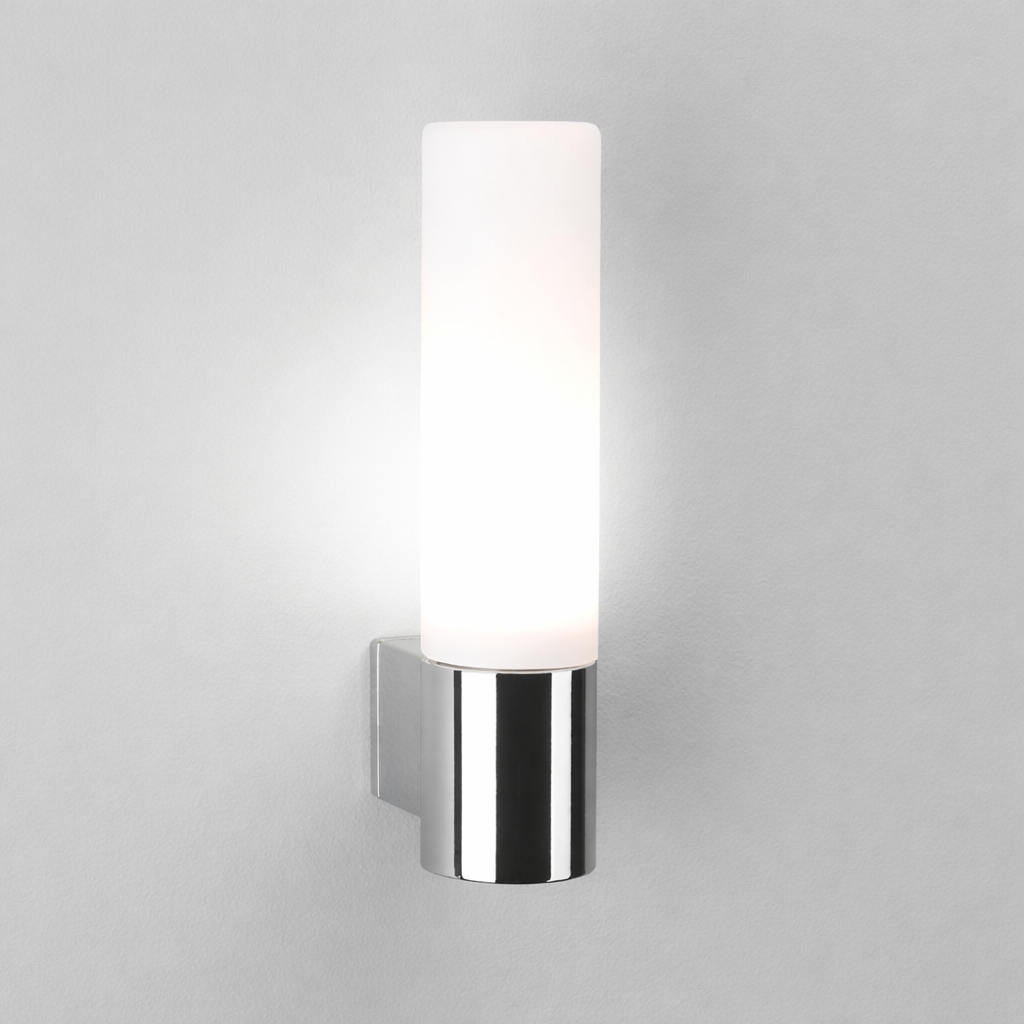 Væglampe med blank kromfinish og moderne form