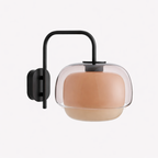 Nordisk væglampe med farverig glasskærm