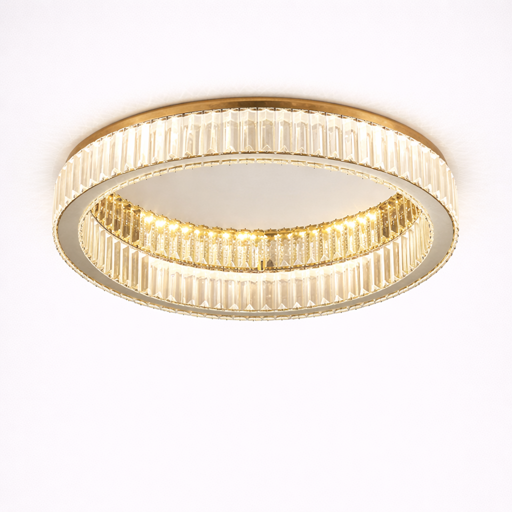 Rund loftlampe med guldfarvede krystalelementer