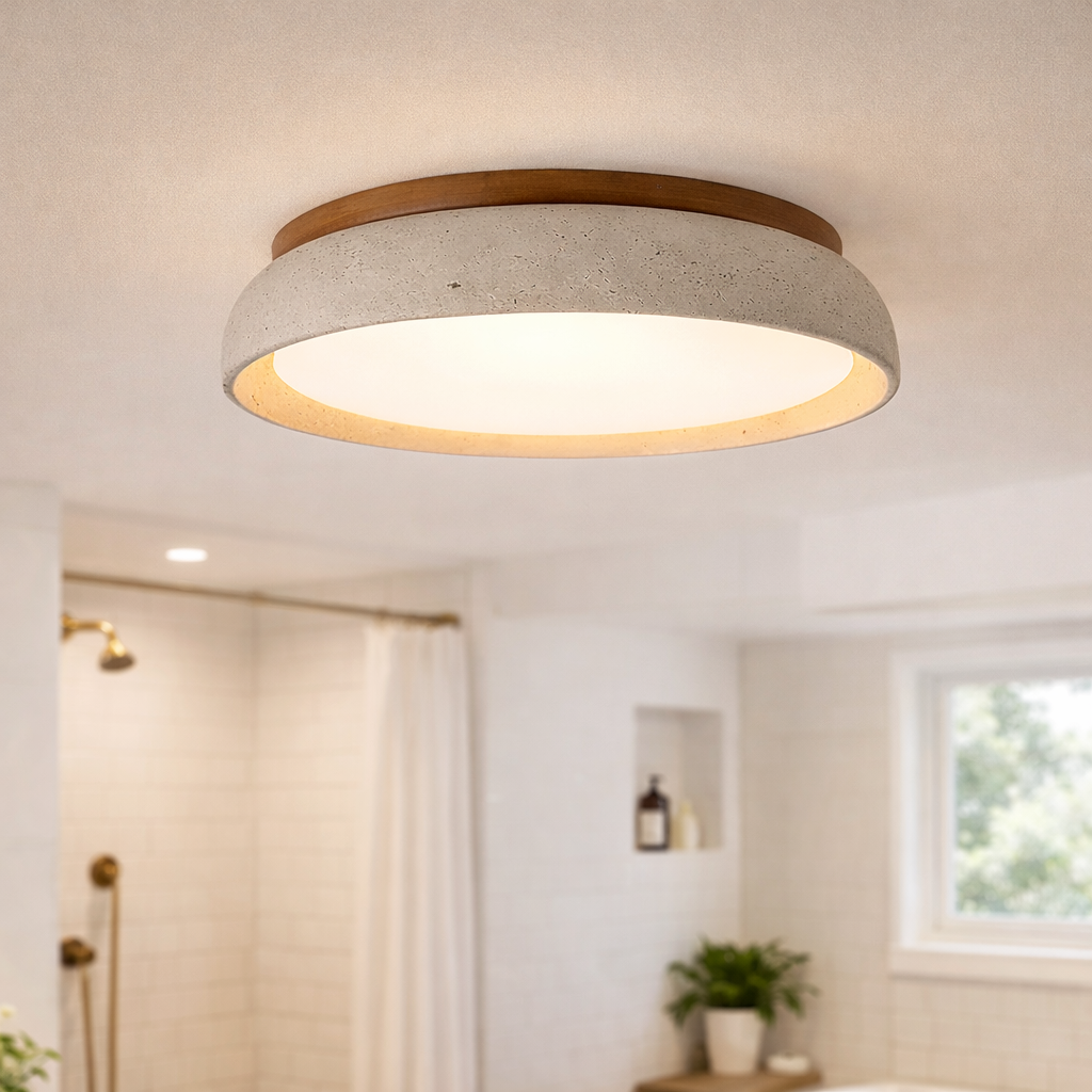 Rund loftlampe i travertin i wabi-sabi stil