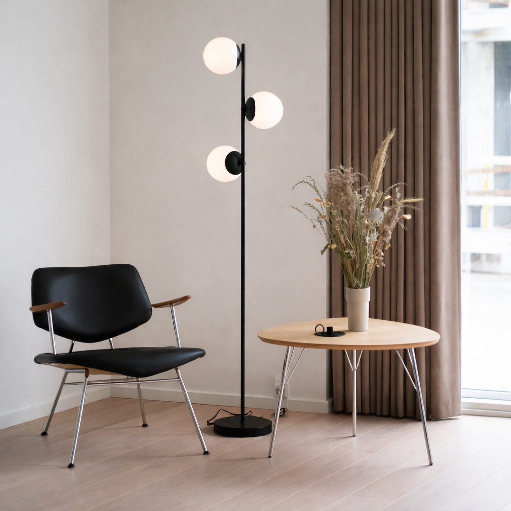 Lampadaire avec bras arqués élancés et abat-jour moderne
