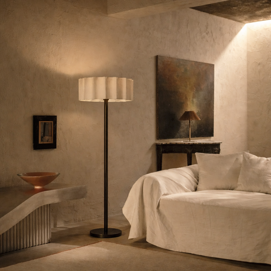 Lampadaire avec pied élancé et source lumineuse ciblée