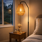 Vloerlamp Met Zwarte Voet En Gevlochten Lampenkap