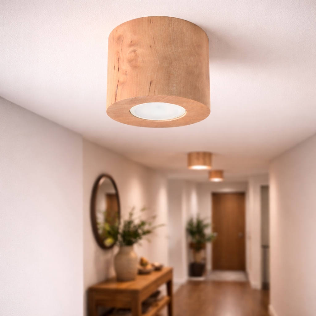 Spot de plafond avec détail en bois et faisceau lumineux ciblé